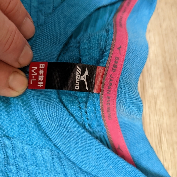 As new, Mizuno seamless thermal fit running layer - Picture 7 of 7